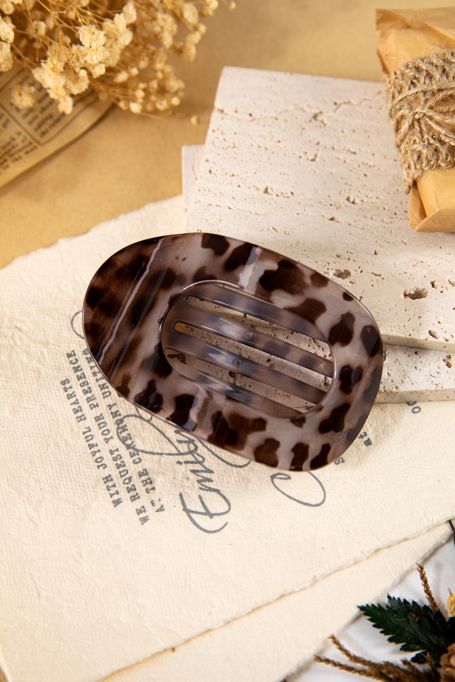 Robin Oval Hair Claw Clip-3