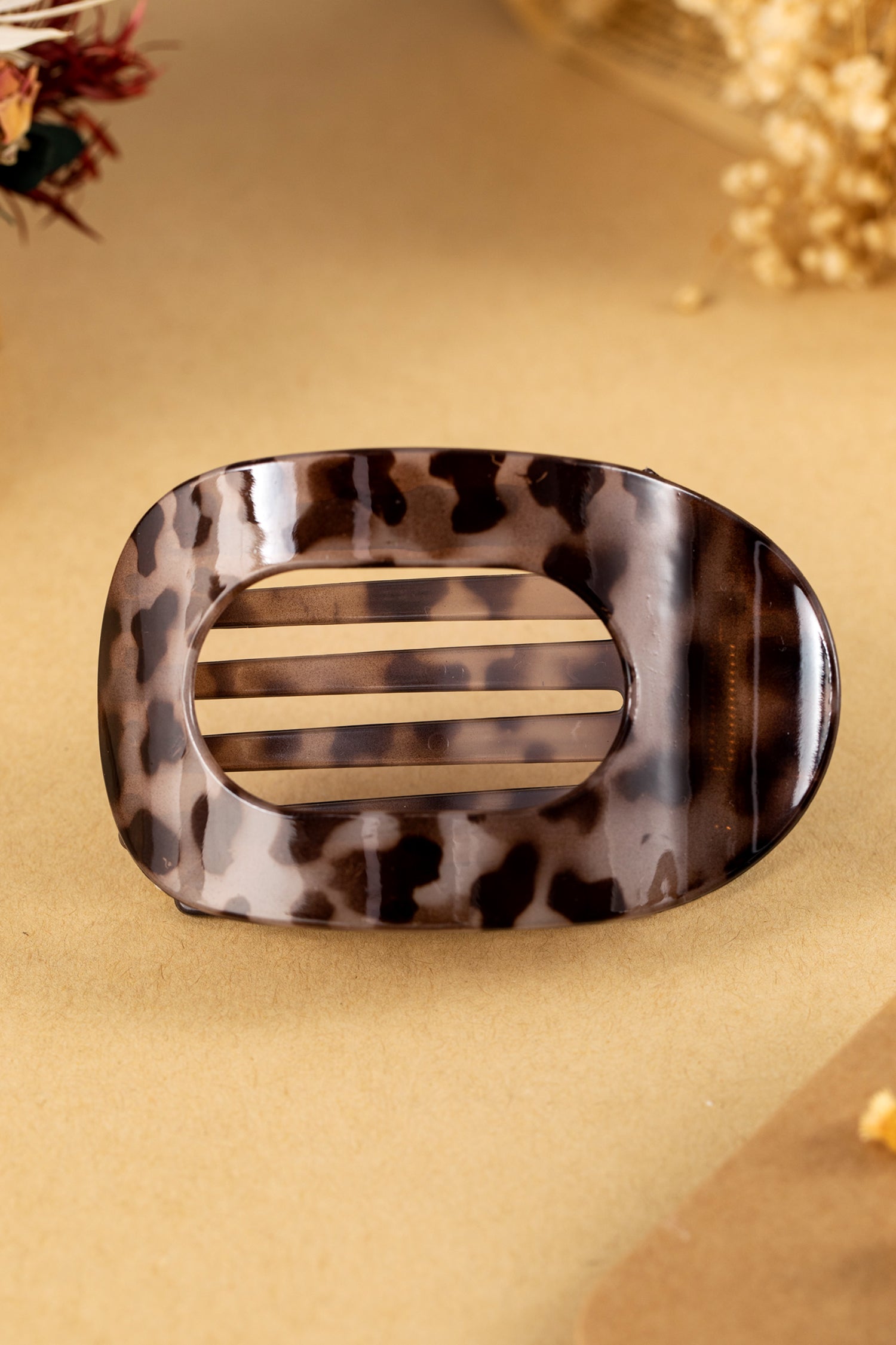 Robin Oval Hair Claw Clip-1