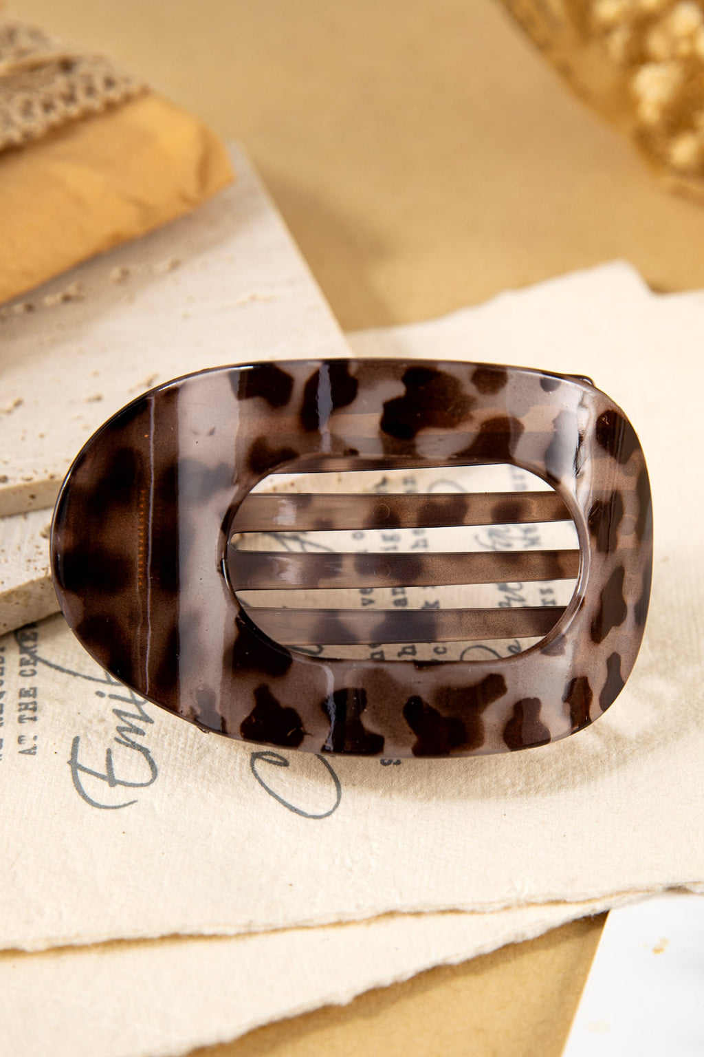 Robin Oval Hair Claw Clip-4