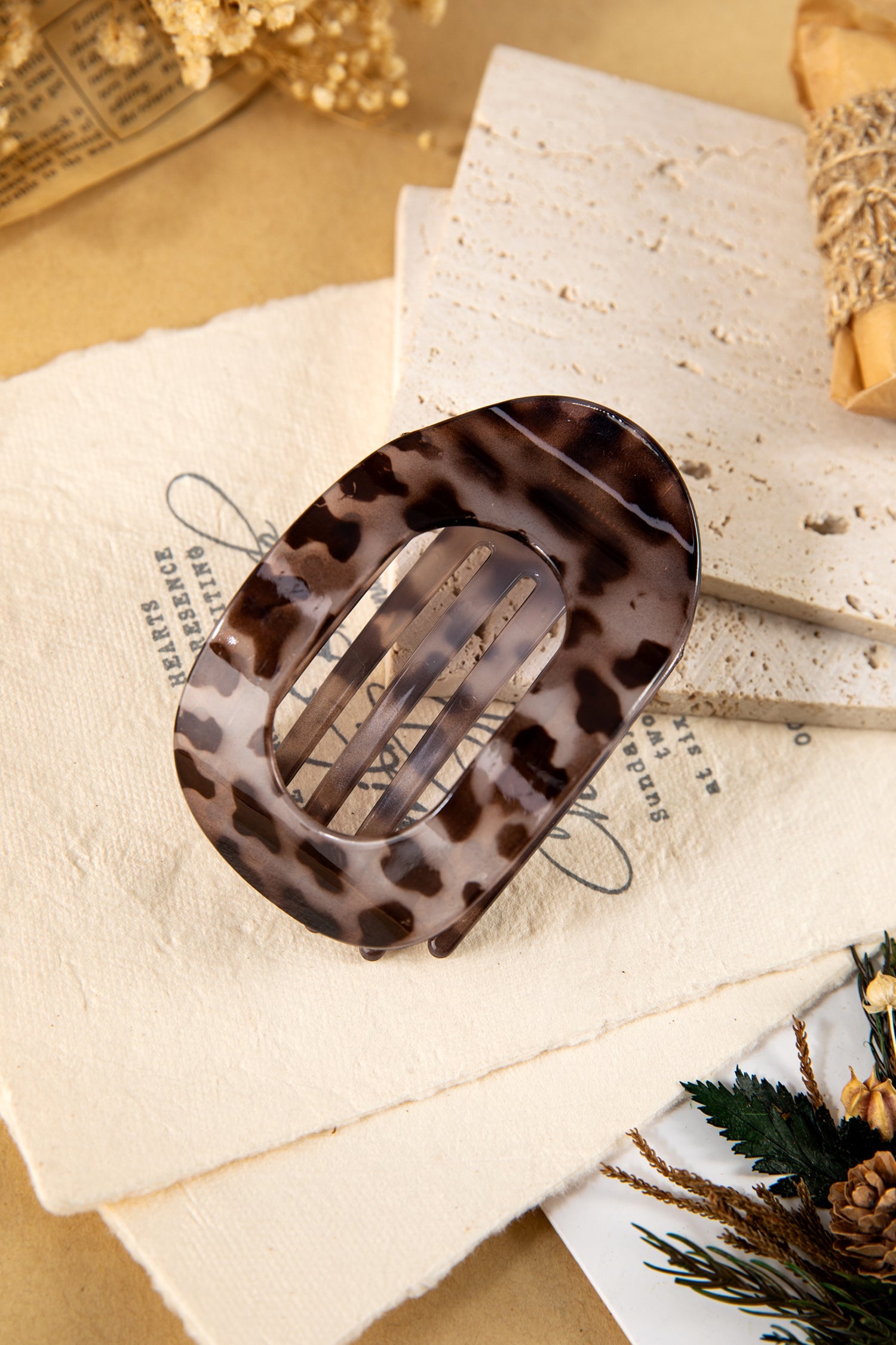 Robin Oval Hair Claw Clip-0