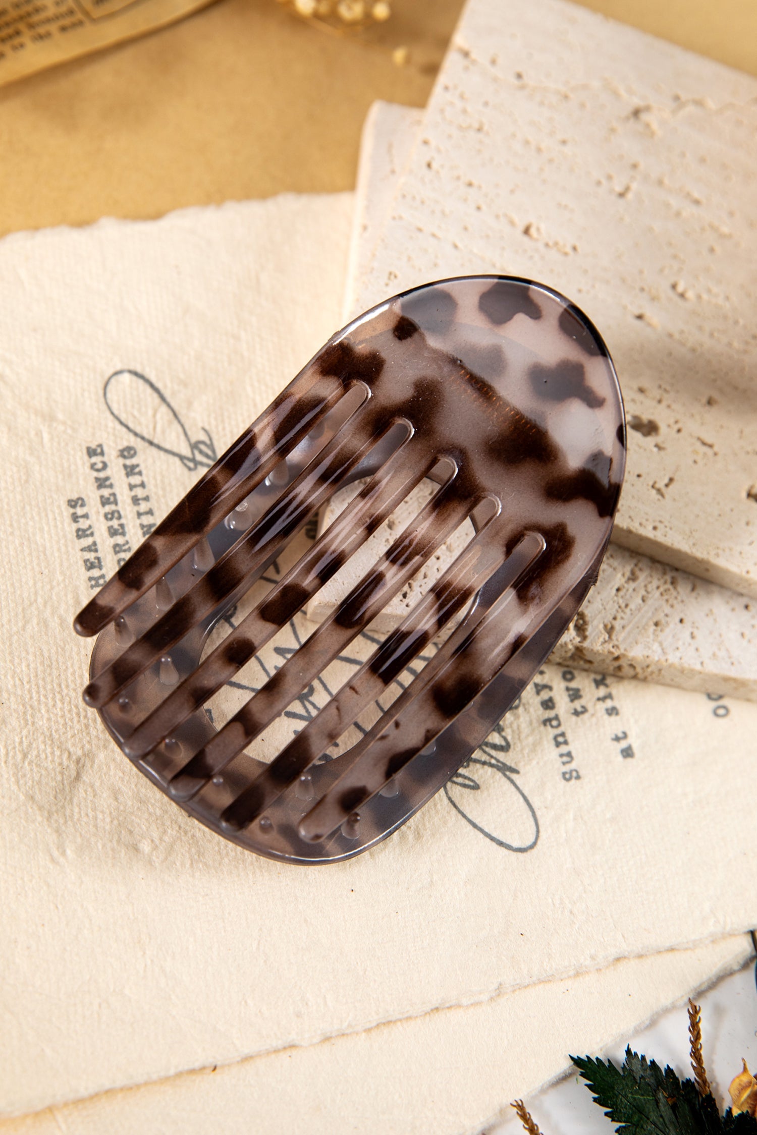 Robin Oval Hair Claw Clip-2